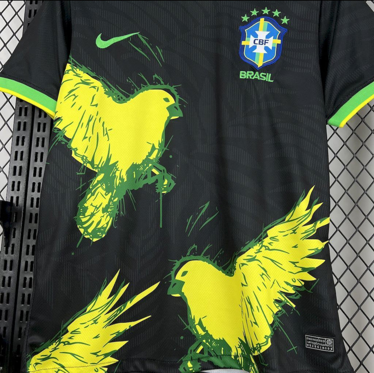 Maillot concept du Brésil Noir/oiseaux jaune 2025