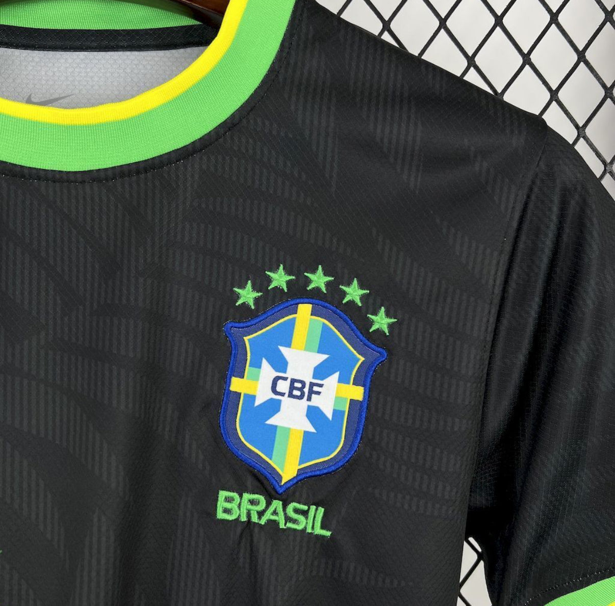 Maillot concept du Brésil Noir/oiseaux jaune 2025