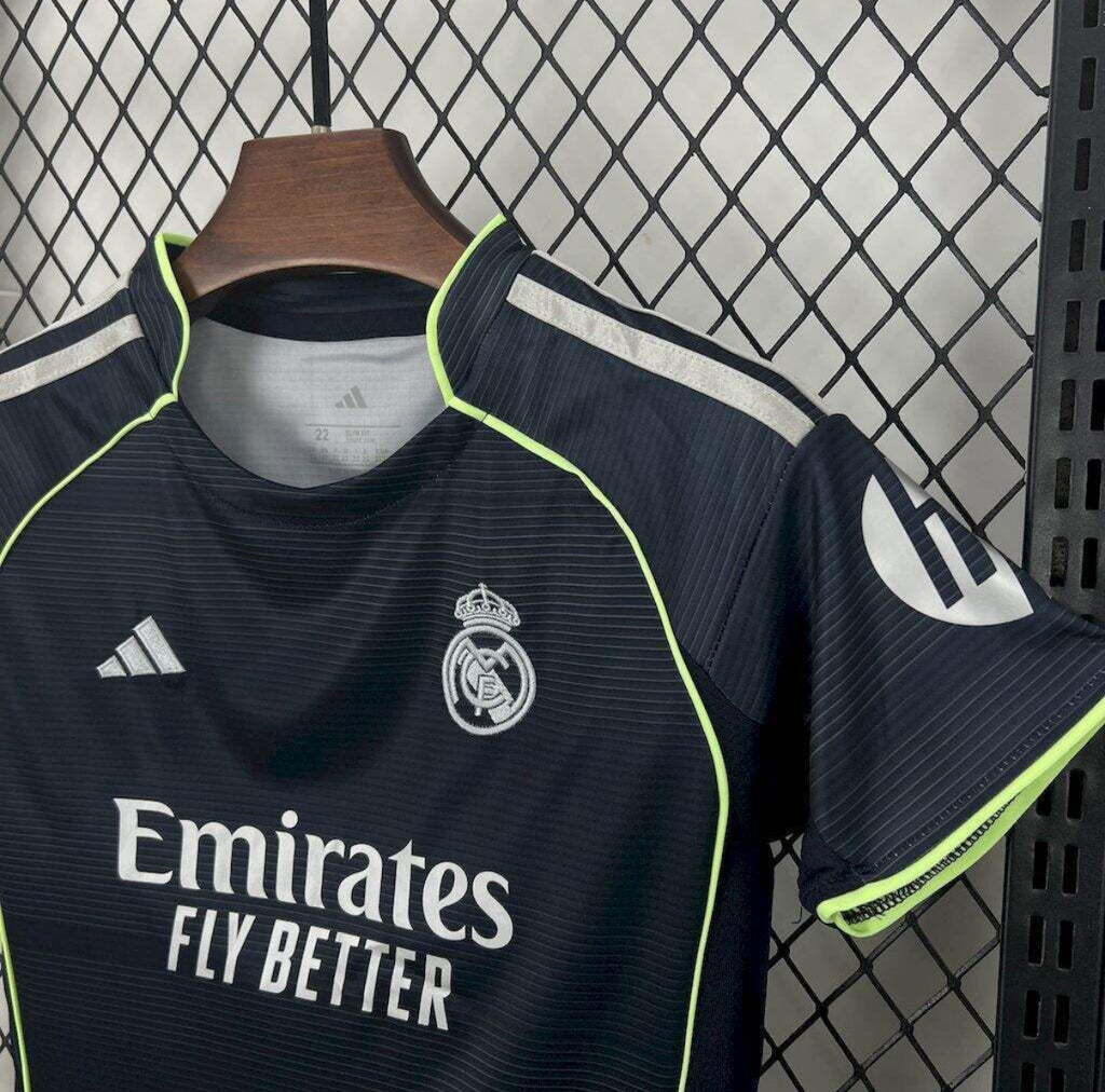 Kit Enfant Réal Madrid Extérieur 2025/2026